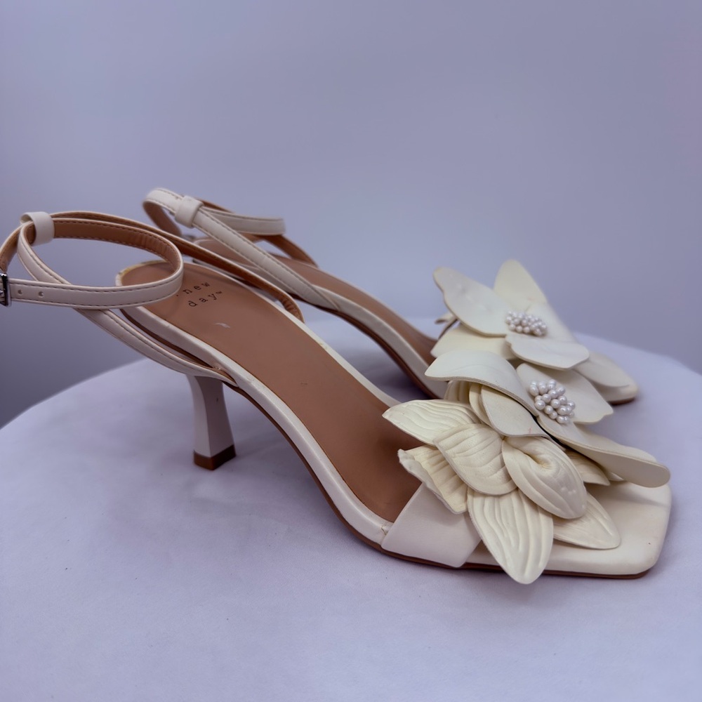 A New Day Ivory Floral Heels Size 6 Ankle Strap Dress Sandals - Picture 5 of 7